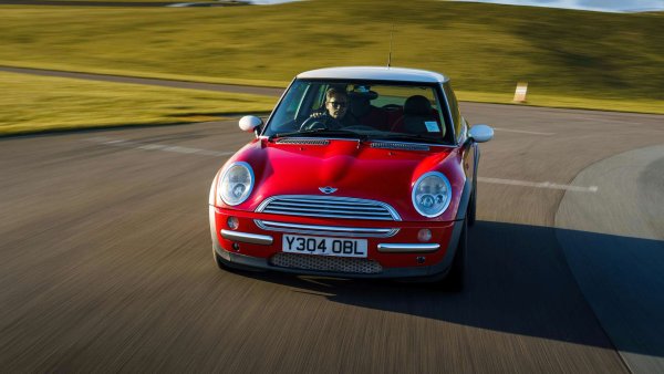 Британската икона вече повече от две десетилетия е част от BMW, като за този период Mini получи някои критики, че е по-голямо от оригинала, но и много похвали за отличното си поведение. Този автомобил е достъпен за закупуване, лесен за притетежание и приятен за каране, като отговаря на всички изисквания за модерна класика. Добавете ретро-дизайн и ще разберете защко 90% от R50 Mini Cooper се продават на търг.