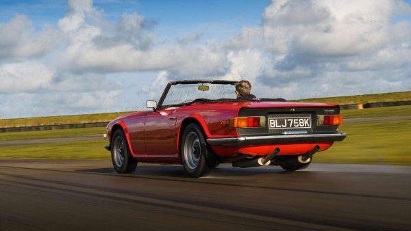 Въпреки че се произвежда във Великобритания, купувачите от САЩ имат много по-голям шанс да намерят Triumph TR6 в добро състояние. Американският пазар представлява около 77 000 от направените малко над 90 000 модела TR6. Въпреки че произлиза от по-ранните версии на гамата TR на Triumph, TR6 добави нова каросерия, проектирана от ателието Karmann. Данните от Hagerty показват, че цените на TR6 са се повишили с 13% през последните две години. 