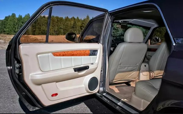 Някои шофьори при излизане от колата отварят вратата възможно най-широко, дотолкова, че тя отскача в обратна посока. Това е особено вредно, като тук страдат ограничителите. От такъв навик пантите на вратите отслабват и вратите започват да висят и да тракат при всяка неравност.

При качване и слизане вратите трябва да се държат, в противен случай ще се образува изразен луфт и провисване. Трябва да бъдете особено внимателни при силен вятър, тъй като вратата може да се отвори докрай и от порива.
