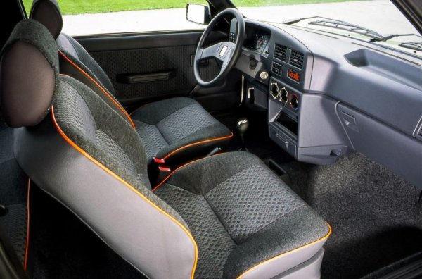 Моделът предлага отлично разпределение на теглото и което е по-важно &ndash; при него липсва презавиването, характерно за малкото 205. Именнно заради стабилното си поведение на пътя, 309 печели доста фенове, а версията GTi с тегло 975 кг. и три врати спокойно може да се конкурира с най-добрите хот-хечове от това време.