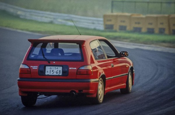 Хечбекът разполага със система за задвижване на четирите колела ATTESA (Advanced Total Traction Engineering System for All-Terrain) с междуосев диференциал, блокираща виско-муфа, блокировка на предния и задния диференциали и с легендарния 2,0-литров турбодвигател SR20DET. Той е известен от купето Silvia, като развива 230 к.с. и 280 Нм и е свързан с 5-степенна механична скоростна кутия. 