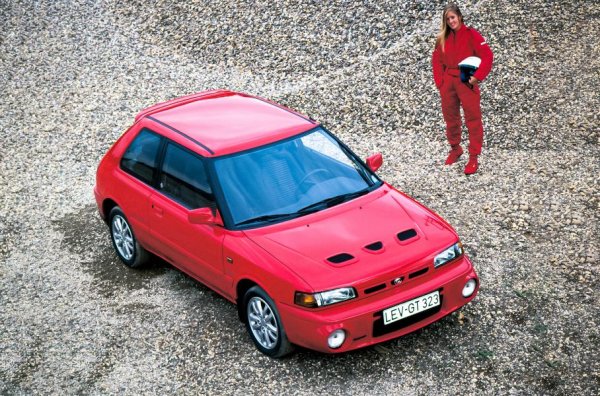 В историята на компанията от Хирошима има не само имиджовите роторни модели, но и доста интересни хот-хечове от семейството Familia/323. Те се появяват през 80-те години, като сред най-впечатляващите е версията Familia XGI Turbo от четвъртото поколение на модела с нейния 1,5-литров турбомотор със 114 к.с.

През 1985 излиза петата генерация, която е оборудвана с 1,6-литров турбодвигател със 140 к.с. и система за задвижване на четилите колела. А през 1988 година излиза и хомологационната версия 4WD GT-Ae за група А от световния рали-шампионат, при която моторът е със 150 к.с. и има заден диференциал с виско-муфа.