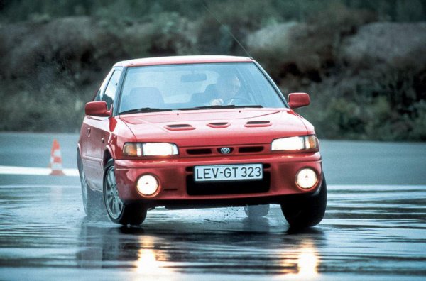 Най-впечатляваща от всички обаче е версията GT-R от шестото поколение на 323, която се появява през 1988 година. Тя е предназначена за участие в световния рали-шампионат и се отличава от &bdquo;гражданската&ldquo; GT-X не само на външен вид, но и технически. 

Под капака е поставен 1,8-литров двигател с нов турбокомпресор с увеличен интеркулер и редица други подобрения. При GT-X моторът развива 185 к.с., но при GT-R мощността му е 215 к.с. Трансмисията е 5-степенна механична с междуосев диференциал с блокираща виско-муфа.