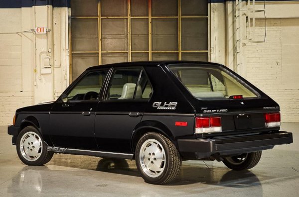 В създаването на колата участва лично Карол Шелби. Тя се появява на бял смят през 1984 година, като разчита на 2,2-литров атмосферен двигател с мощност 112 к.с. Година по-късно излиза и версия с турбомотор, която е доста по-забавна, тъй кто развива 148 к.с. и 230 Нм. Хот-хечът е &bdquo;обут&ldquo; с нископрофилни гуми Goodyear Eagle GT 195/50HR15, има спортно окачване и преработена кормилна система, която е доста по-отзивчива.