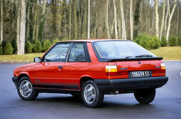 Този модел разчита на двигателя, поставяна Renault 5 – усилена версия на 1,4-литровия мотор Cléon-Fonte, която развива 105 к.с., а след обновяването – 115 к.с. Това е чисто проба даунсайзинг от 80-те години. Сравнително слабият компресор се задейства още при ниски обороти и това позволява на автомобила с тегло 905 кг. да ускори от 0 до 100 км/ч за 8,5 секунди.