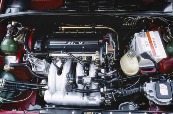 Както се полага на истински Citroen, моделът BX също е оборудван с хидро-пневматично окачване и се предлага в няколко наистина екстремни версии. За получаване на хомологация за участие в група В на рали-състезания са произведени 200 бройки от BX 4TC, под чийто капак е поставен турбомотор с 4 цилиндъра и обем 2,1 литра, развиващ 200 к.с. А за масовата аудитория е предвидена версия BX GTi с 1,9-литров атмосферен агрегат, която е един от пъвите автомобили (още през 1987 г.), получил 16-клапана на цилиндрите.