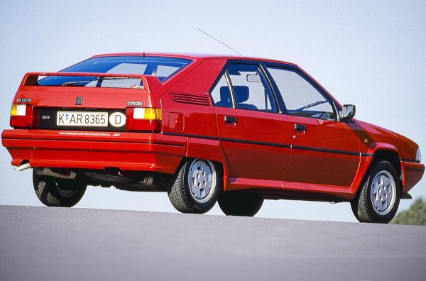 След ъпгрейда хот-хечът развива 160 к.с., достъпни при 6500 об/мин. Ускорението от 0 до 100 км/ч отнема 7,6 секунди, а максималната скорост достига 219км/ч. Освен с впечатляващото си окачване и мощния за времето си мотор, BX GTi 16v прави впечатление с отличното си поведение в завоите. 