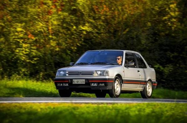 Моделът Peugeot 309 Gti също няма как да бъде обявен за популярен, като той дели същия този двигател XU9J4 със споменатия вече Citroen BX GTi 16v. Историята на автомобила с емблемата на лъв обаче е доста по-интересна, тъй като първоначално той няма никакво отношение към френската марка. Той е трябвало да се козва Arizona и е създаден от британската компания Talbot, която от 1979 до 1994 година е собственост на Peugeot.