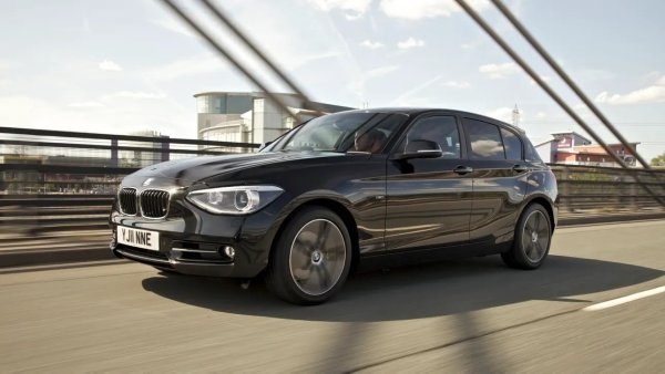 Най-малкото BMW така и не спечели истински сърцата на българските фенове на марката, макар някои негови версии да са сред най-забавните коли в по-съвременната гама на баварците. На Острова обаче единичката е на почит. 
