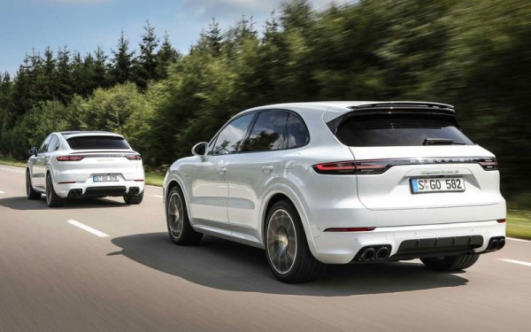 Един от най-интересните всъдеходи в тази група е Cayenne, като това се дължи на дизайна, салона и двигателите, но пък роднинската връзка с Audi Q7 и VW Touareg донякъде развалят този образ. Разбира се, това не му пречи да се превърне в бестселър на марката. По същия начин стоят нещата с Lamborghini Urus и Bentley Bentayga, които бързо станаха най-успешните модели на своите брандове, а всъщност са на базата на VW Touareg.