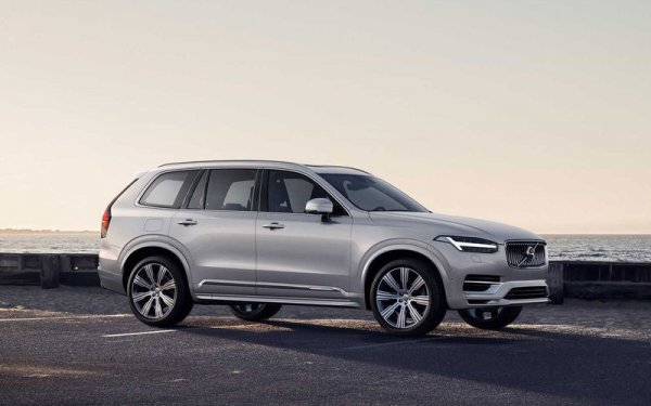 За първото поколение на Volvo XC90 често се твърдеше, че е изградено на платформа на Ford и това беше сочено като недостатък, въпреки високата безопасност на автомобила. Новата генерация използва архитектура SPA, която се използва и за други модели на Volvo, но именно флагманът на марката я получи първи. Това показва опростяване – не е ексклузивно, но върши работа.