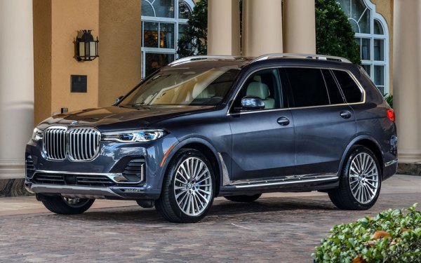 С уникална платформа не разполага и BMW X7. За намаляване на стойността на производството, както и при Volvo, баварците създадоха архитектурата CLAR, като на нея е построен не само флагманският седан 7-Series, но и с кросоувъра X5, като моделите на нея използват еднакви двигатели, скоростни кутии и други системи. Автомобилите до такава степен си приличат технически, че X7 може да се счита дори за 7-местна версия на X5, което на свой ред даде живот и на модела X6.