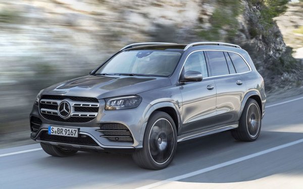 За да се конкурира с BMW, компанията Mercedes-Benz използва същите методи за разработка на автомобили. В основата на всъдехода GLS е платформата MRA, на която са изградени E-Class и дори C-Class. Роднинската връзка с по-достъпните като цена модели често е възприемана иронично, както се случи и с пикапа X-Class, който е изграден на базата на Nissan Navara.