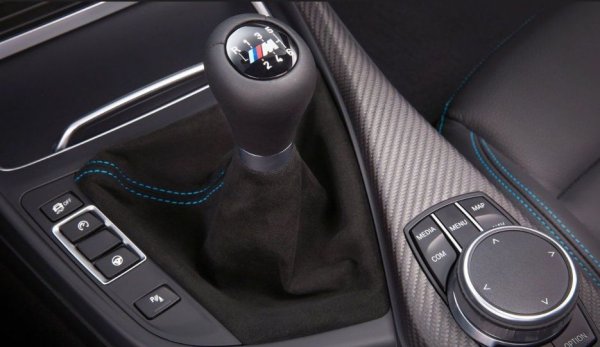 Механичните скоростни кутии обикновено са част от стандартното оборудване, като това важи с по-голяма сила за Европа. В същото време автоматикът се счита за опция, което води и до по-висока цена на автомобила. Разликата понякога достига няколко хиляди евро, а подобно сума не е за подценяване. На Стария континент голяма част от шофьорите са свикнали с механичните скорости и често не са склонни да плащат повече пари.