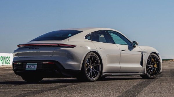 Много правителства по света обявиха предстояща забрана на конвенционалните автомобили, задвижвани бензин или дизел. Така на пазара се увеличат електрическите и хибридните автомобили. Първите не изискват скоростнта кутия и съответно са настроени по същия начин като традиционния автоматик. Това, до голяма степен, важи и за хибридите, при които автоматичната скоростна кутия упрявлява задвижващата система. Следователно, човек трябва да се наслади на механичната скоростна кутия, докато все още има възможност.