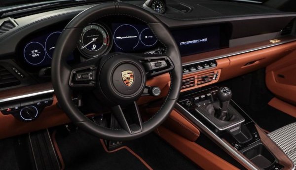 Автомобилната индустрия е достигнала етап, в който механичните скоростни кутия са с най-високо качество в история. Материалите са по-издръжливи, а надеждността им е подобрена, което означава, че повечето проблеми на тези агрегати са останалите в миналото. Това важи дори за 7-степенната кутия, поставяна на Porsche 911 Sport Classic.
