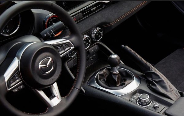 Ръчните скоростни кутии са далеч по-прости от автоматичните си аналози. При тях има някои детайли, като съединител, например, които са считани за консуматив и би трябвало да изкарат дълго време, преди да бъдат заменени. В същото време автоматикът е оборудван с допълнителна технология, която да позволи на автомобила сам да превключва предавките. И тъй като тя е по-сложна, опасността от възникване на проблем е по-голяма. А ако това стане, ремонтът няма да е никак евтин. 

Освен това, автоматикът се нуждае от скъпа смяна на маслото, за да може да функционира безпроблемно. И спестяването на този разход ще означава бъдещи проблеми за собственика на автомобила.