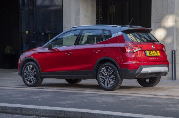 Компактният кросоувър на испанската марка вече не е толкова млад (Arona дебютира през есета на 2017 година), но продължава да изглежда добре. Спортната версия FR, освен по различната решетка на радиатора, тръбите на изпускателната система и елементите от интериора, се отличава и с по-твърдото шаси с възможност за избор на няколко режима на движение.