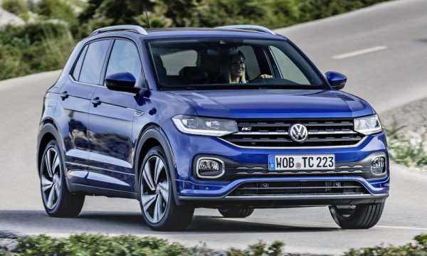 След като стана дума за Seat и за Skoda, няма как да подминем техният близък роднина от Volkswagen. Градският компактен кросоувър T-Cross (който, между другото, се произвежда в Навара) също се предлага в ниво на оборудване R-Line, в което се забелязват някои спортни акценти.