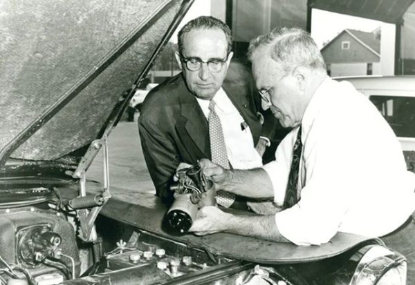 Круиз-контролът е много популярна технология, използвана в повечето съвременни автомобили. Но всъщност той е изобретен от слепец. Ралф Тиътър (вдясно на снимката) създава &bdquo;Спидостат&ldquo; през 1948 г., който по-късно стана по-известен като круиз контрол.