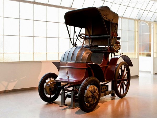 Робърт Андерсън е шотландски изобретател, който разработва карета, задвижвана от незареждаеми първични захранващи клетки. Това става още през 1832 г