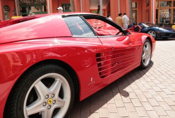 Огромната глоба за превишена скорост е за швейцарски шофьор, хванат да кара със 137 км/ч в зона от 80 км/ч в село близо до Санкт Гален през януари 2010 г. В Швейцария глобите за превишена скорост са пропорционални на доходите на шофьорите. Този мъж шофира червено Ferrari Testarossa, а финансовото му състояние е 16 милиона евро.