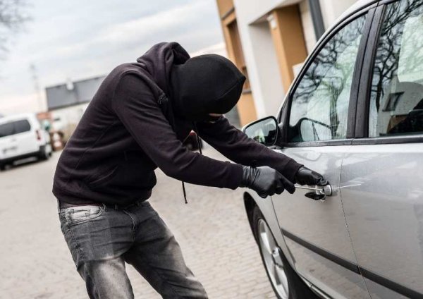 Статистиката за откраднатите коли от годишния доклад на Националното бюро за застрахователни престъпления (NICB) посочва, че на всеки 45 секунди в САЩ се краде по една кола. Това прави малко под милион кражби на година.