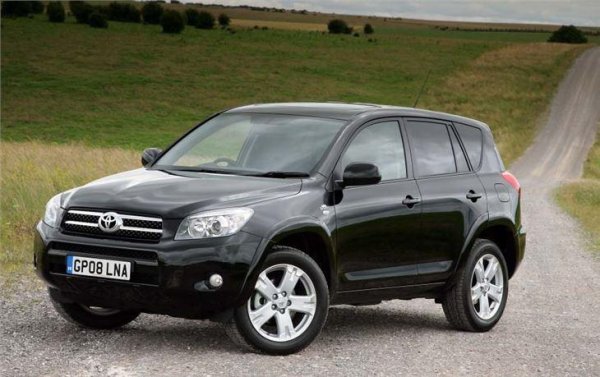 RAV4 често е определян като „най-добрия SUV на своето време“. Този SUV е оборудван с 2,5-литров редови 4-цилиндров двигател, който развива 179 к.с., като това е един от най-успешните в историята на модела. Consumer Reports му дава максимална оценка (5 от 5) за надеждност, като го определа като „почни перфектен“.