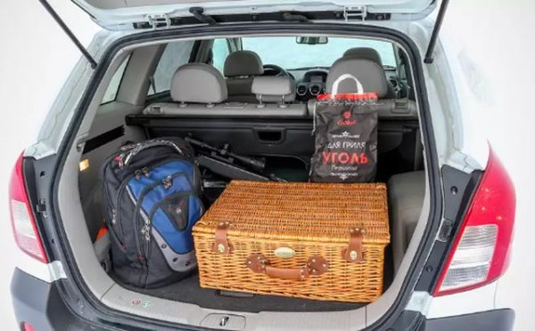 Не е от най-качествените, а и материалите в него не са на високо ниво. Вече стана дума, че задният ред седалки е тесен, същото важи и за обема на багажника, който е 370 литра. Много от съвременните кросоувъри с по-малки размери предлагат повече място.