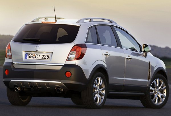 Като силни страни на Opel Antara се посочват разумните цени, а също така и добрата устойчивост на корозия – нещо, което не е особено типично за по-старите модели на германския производител (все пак този е правен в Южна Корея). Пътният просвет също е напълно достатъчен – 200 мм.