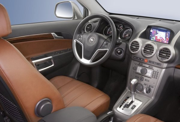 Към механичните скоростни кутии – 5-степенна преди фейслифта и 6-степенна след това, няма сериозни забележки. Автоматът Aisin AW55-51 е много надежден, но се нуждае от редовна смяна на работната течност. Проблемите са свързани само с износване, като се появяват на около 200 000 км. 

След фейслифта се появи автоматичната GM 6T40 / 6T45. Преди модернизацията от 2014 г. тя има известни проблеми – пружината на съединителя се чупи и се появяват вибрации заради износване на втулките. Недостатъците са отстранени, но мръсното масло все още разваля тялото на клапана твърде рано. Освен тов, тази кутия има склонност към прегряване и се препоръчва допълнителен радиатор. 