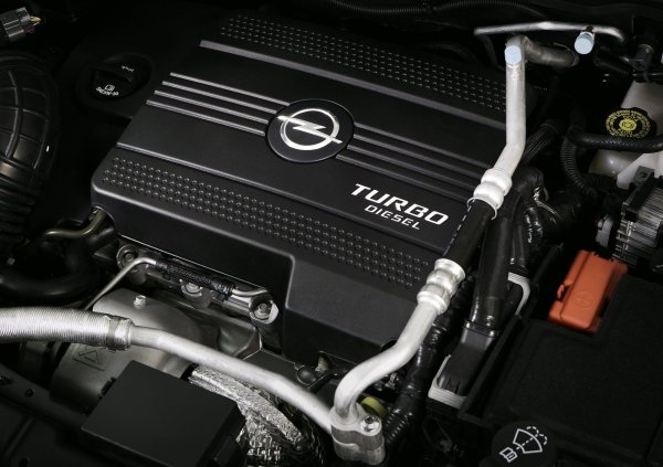 Мощността 2,0-литровия мотор е 150 к.с., като е сравнително надежден. След 100 000 км пробег трябва да се почисти EGR-клапана, а след 200 000 км – буталната група. По-късно се появява и 2,2-литров дизел (163 к.с. с механична скоростна кутия и 184 к.с. с автомат). При него веригата се износва бързо, както и релето на стартера, заради което е организирана сервизна акция.

И двата дизелови двигателя са Common Rail и не понасят некачествено дизелово гориво. По--новият издържа 300 000 км, докато ресурсът на стария е по-висок. 