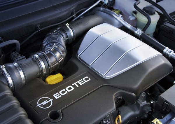 Базовият вариант е с атмосферен мотор Z24XE 2.4 (140 к.с.) с чугунен блок и с ангрнажен ремък, който не изкарва дълго. Той и водната помпа се сменят на 60 000 км. Двигателят беше заменен с A24XE (167 к.с.) с алуминиев блок и верижно задвижване. И тук веригата е проблем, тъй като излиза бързо от строя. Фазорегулаторите също не са надеждни, като повредата им води до голяма загуба на масло. 