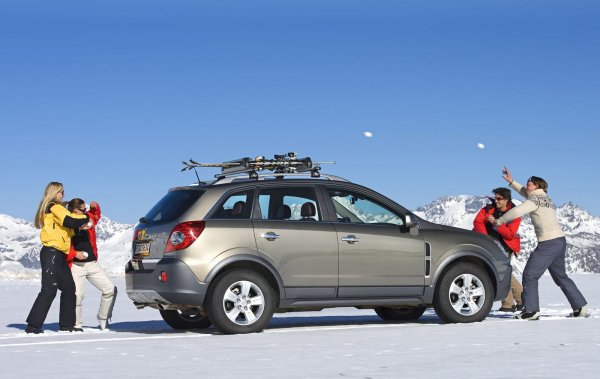 Тук може да се отбележи оборудването на модела, което не е особено богато. По този показател той значително отстъпва на „братчето“ Captiva, въпреки че е по-скъп. Задният ред също е доста тесен в сравнение с този на конкурентите в сегмента.