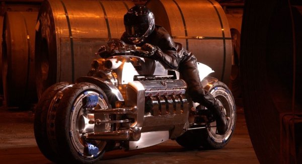 Въпреки това, законите на физиката надделяват над теорията по време на тестове в реалния живот, като опитни мотористи не успяват да достигнат територия над 320 км/ч.
Tomahawk е произведен в 10 екземпляра, след като американският търговец на луксозни стоки Neiman Marcus получава правата да разработи девет нелегални спътника на първоначалната концепция.
