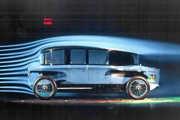 На 25-годишна възраст младият австрийски инженер Едмунд Румплер работи в Tatra върху първия чешки автомобил - Präsident. Да, първият чешки автомобил не е Skoda (Laurin & Klement ще се появи едва през 1905 г.), която по това време се занимава с производство на велосипеди и мотоциклети.
