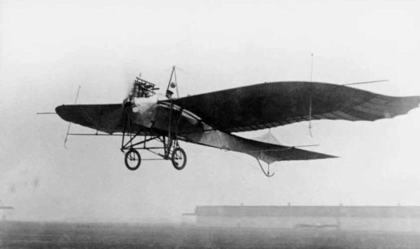 След това в живота на инженера настъпва обрат. Румплер напуска автомобилната индустрия, за да се насочи към авиацията. През 1909 г. основава бюрото Rumpler-Luftfahrzeugbau, което се превръща в първата фабрика за самолети в Германия. Именно на Румплер страната дължи най-масово произвеждания самолет от този тип през Първата световна война - Rumpler Taube. И за дълго време последния, защото според условията на мирния договор на страната е забранено да притежава самолети.

Румплер обаче не остана без работа. Той се завръща в автомобилната индустрия, където донася целия си натрупан опит от авиацията. На първо място, по отношение на аеродинамиката. Така се появява Tropfenwagen, който промени много неща.

На снимката: самолетът Rumpler Taube
