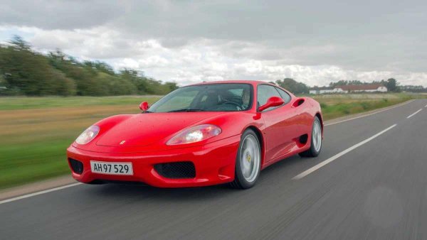 Ако сега си представите автомобил със средно разположен двигател, независимо задно окачване и аеродинамична каросерия, първото нещо, което ви идва на ум, е Porsche Boxster или Ferrari 360 Modena. Десетилетия преди тях обаче тези решения вече са използвани в Tropfenwagen на Румплер. В буквален превод тази дума означава "кола капка" заради странната аеродинамична форма, дошла от авиацията.

На снимката: Ferrari 360 Modena