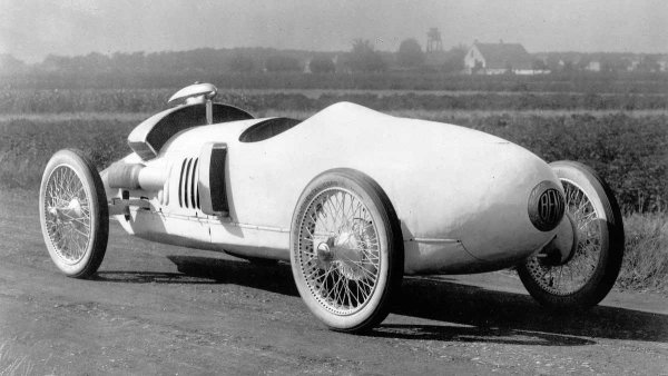 Румплер веднага предизвиква интерес, първо от индустрията за автомобилни спортове. Именно по негов лиценз е създаден моделът Benz Tropfenwagen с двигател с мощност 80 конски сили - първият състезателен автомобил със средно разположен мотор в историята. "Капката" вдъхновява също така Auto Union (сега Audi), Tatra и дори автомобилни дизайнери в чужбина. Chrysler AirFlow от 1934 г. е първият американски опит в създаването на аеродинамичен модел.

На снимката: Benz Tropfenwagen
