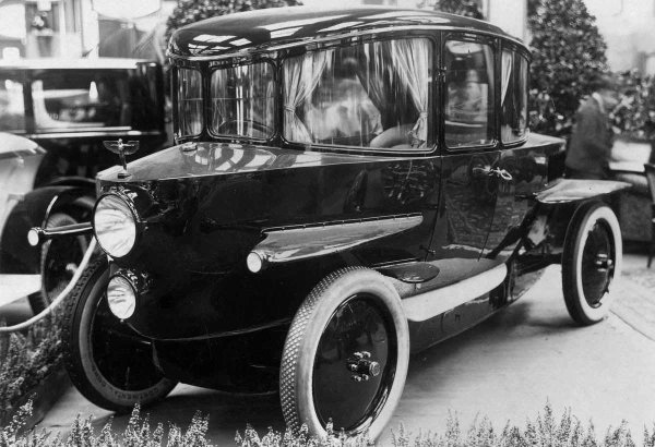 Tropfenwagen има и друга иновация, която индустрията първоначално не разбира - двигател с горноразпределителен вал. За първи сериен автомобил с такъв двигател се счита Packard Straight Eight от 1923 г., въпреки че "капката" има такъв три години по-рано. Дизайнът на Румплер обаче е доста екзотичен: три блока от по два цилиндъра са под ъгъл от 60 градуса един спрямо друг. С обем от 2,6 литра, той развива 36 к.с. и е комбиниран с 3-степенна ръчна скоростна кутия. Двигателят обаче бързо е заменен с по-надежден 4-цилиндров Benz със същия обем и мощност 50 к.с.
