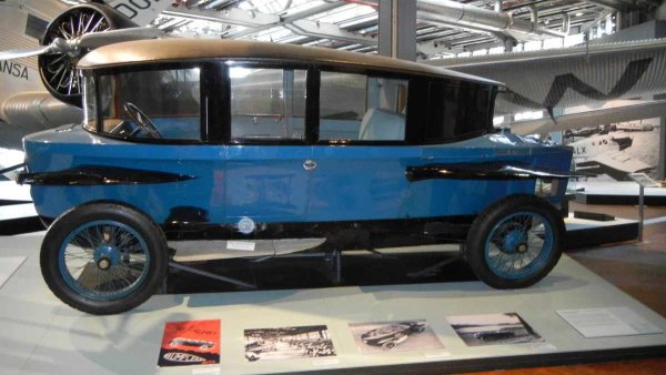 Румплер се опитва да произведе масово Tropfenwagen в собствения си завод в Берлин. Автомобилът обаче не успява да постигне пазарен успех и признание: проблеми с надеждността, високата цена, липсата на ежедневни удобства като багажник и тежкото дори за онези времена кормилно управление разочароват модела. Краят е безславен: произведени били само сто екземпляра, които прекарват живота си предимно като таксита.
