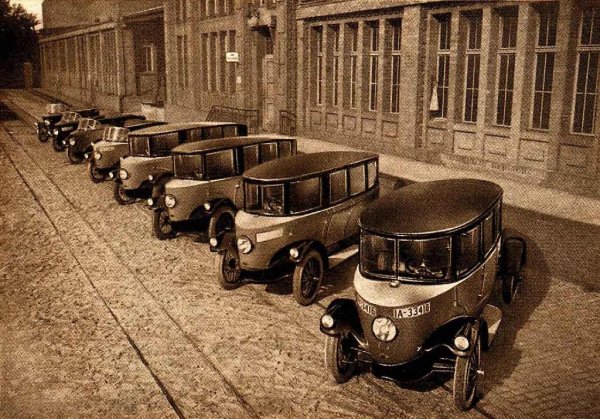 Името на Румплер пък е внимателно заличено от историята. Австриец по произход, евреин по националност - през 30-те години на миналия век с новото германско правителство нещата не вървят добре за него от самото начало. Той трябва да изтърпи преследване и арест. И въпреки че умира свободен през септември 1940 г., много документи от архива на инженера са унищожени от нацистите заедно със спомена за него и постиженията му, които обаче се използват и днес.