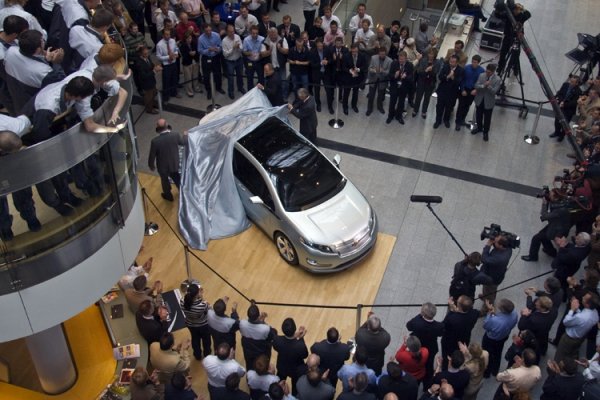 Премиерата в Рюселсхайм: За 100. рожден ден на General Motors на 16 септември 2008 беше свалено покривалото на електромобила Chevrolet Volt. Следващата стъпка е пускането му на пазара...
