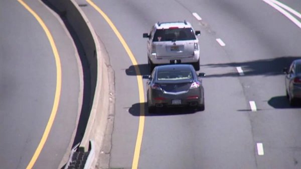 Отчаяният ни призив към всички, не само към начинаещите, е да избират разумно лентата за движение. Попадали сме дори на инструктори, които обясняват на курсантите си, че в града могат да карат, където поискат. Тези инструктори са дебили. Правилникът наистина не ви задължава изрично да се движите вдясно, както е извън града. Но здравият разум го подсказва. 
Освен ако не се престроявате преди кръстовище, опитвайте да карате по възможност вдясно, и да не пречите на онези, които карат по-бързо от вас. Не се вживявайте като блюстители на реда, а оставете на Пътна полиция да следи кой с каква скорост кара. Много от злополуките в града идват от някой, който запушва лявата лента, и друг, който се мъчи на всяка цена да го изпревари, дори и отдясно, и после да му обясни какво мисли за него. Разбира се, кретените, които ви присветват на "Цариградско", макар пред вас да има непрекъсната колона, са също толкова вредни. 
