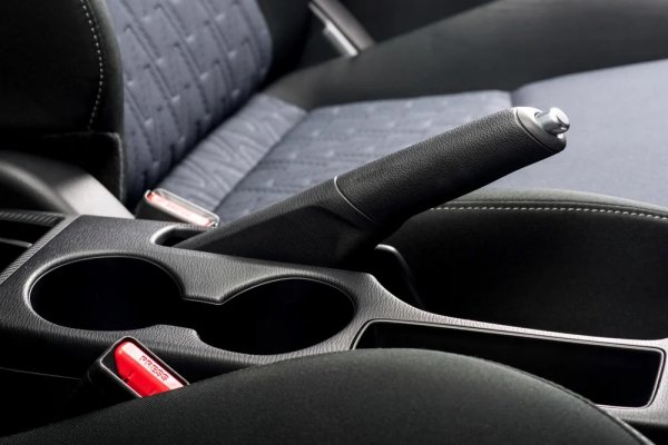 Нейната функция е да обезопасява автомобила, когато е паркиран (за частните случаи на пистата ще си поговорим друг път). Но все повече млади шофьори смятат, че ръчната спирачка е нещо ненужно. Някои даже са запомнили от подмятанията на инструктора, че тя може да "замръзне", да "клеяса", и какви ли не басни. В люта зима наистина има риск от замръзване при по-старите автомобили. Но при всички други обстоятелства ръчната ви е нужна. Оставянето на скорост невинаги е достатъчно, за да предотврати потегляне на паркирания автомобил. А за всички последвали щети ще отговаряте вие.
