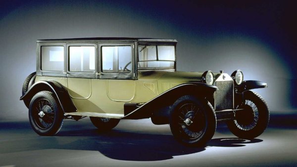 Lambda е 11-тата буква от гръцката азбука и съответно единадесетият модел на компанията. И за времето си машината е била доста напредничава: смята се, че това е първата кола със самоносеща конструкция, която в добавка има и независимо окачване. 

Четирицилиндровият двигател доставял мощност от 70 конски сили, като до 1931 са произведени над 10 000 бройки от модела. Днес, един от автомобилите дори е изложен в музея на Volkswagen във Волфсбург, като признание за постиженията на конкурентите от Италия.