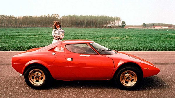 Наричана от заклетите фенове "Светият граал на Lancia", Stratos HF е може би най-уникалната и атрактивна кола на марката. Първият предсериен прототип се появява през 1971 година, като е разработен в сътрудничество с Bertone.

Именно Bertone се заемат и с производството на пътническата версия, наречена Stradale, от която са произведени  около 500 бройки. Това било достатъчно да се осигури хомологация за участие във WRC. За задвижването отговарял 2,4-литров V6 с максимална мощност от 195 к.с.

Stratos става легенда благодарение на титлите си от Световния рали шампионат през 1974, 1975 и 1976 г. Все още, почитателите и на спорта, и на италианската компания въздишат, като зърнат брандираната с цветовете на авиокомпанията Alitalia машина.