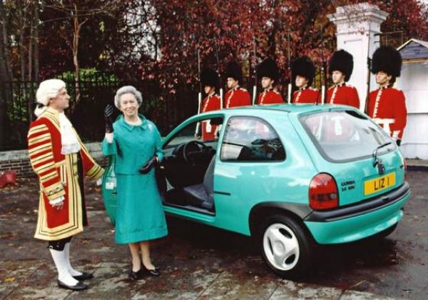 Част от телевизионна реклама на Opel Corsa B с двойник на кралица Елизабет втора (1995).