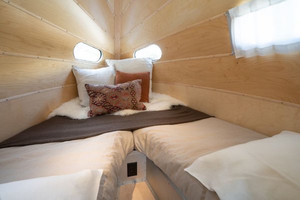 Другият сериозен коз на Performance Edition е 7.7-киловатчасовата литиево-желязна батерия, която осигурява автономно електричество за две седмици живот далече от мрежата. При нужда батерията може да отдаде енергията си и на електромобил, ако сте избрали такова задвижване за тегленето на караваната, и да удължи пробега му с няколко десетки километра. 
