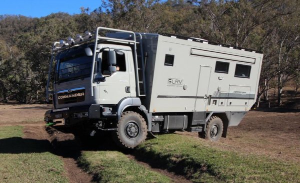 Повечето луксозни кемпери са американски, но има и изключения: SLRV например е компания от Австралия, което обяснява и повишения й интерес към машините с висока проходимост. 
Commander е на базата на влекач MAN TGM 13.290 с 4х4 задвижване - машина, която е печелила Рали Дакар.  
